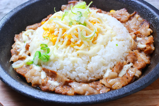 黑椒肥牛鐵板飯