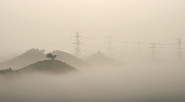 晨霧中的山和鐵塔