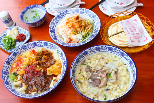 西安美食大合照 面食一桌