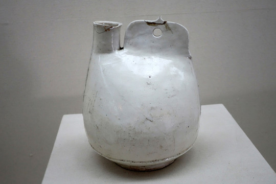 白釉雞冠壺 遼代