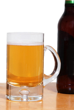 啤酒瓶和馬克杯