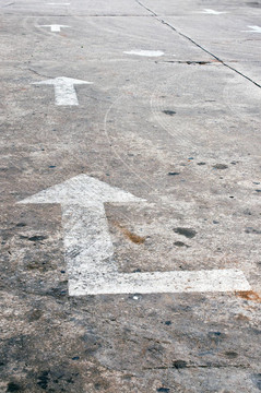 老白箭頭標(biāo)記在道路上