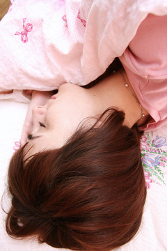 美麗的年輕女人睡覺。