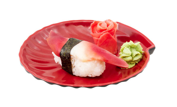 Hokkigai Mollusc sushi在白色背景