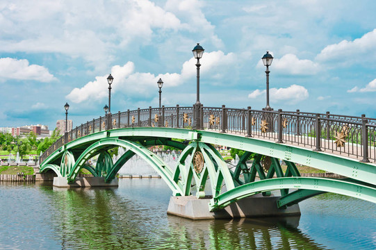 在tsaritsino公園橋和莫斯科河；