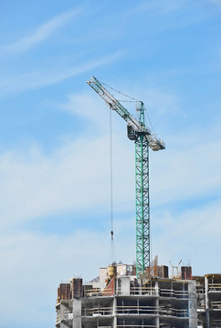 建筑起重機(jī)和建筑在藍(lán)天建設(shè)