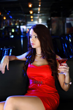夜總會里有魅力的女人喝一杯