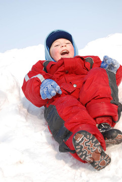 小男孩在雪地上玩耍