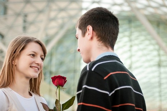年輕人交出一朵花給女人