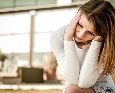 年輕女子頭痛戶外