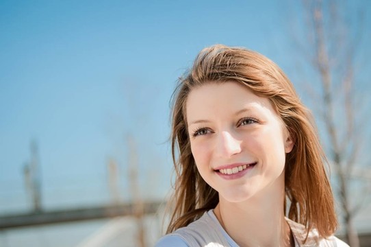 年輕女人戶(hù)外肖像