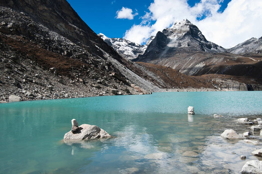 卵石堆和神圣的湖附近的Gokyo