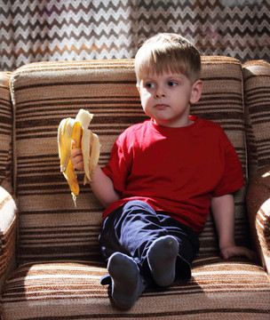 男孩用香蕉