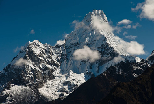 阿瑪達布拉姆峰峰會在Himalayas