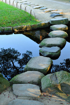 墊腳石渡水在后樂(lè)園日本花園，我