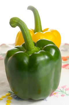 甜椒對(duì)繡花臺(tái)布