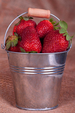 桶中的Strawberry