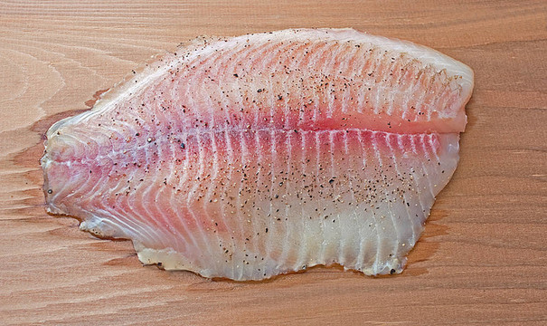羅非魚在烤架上