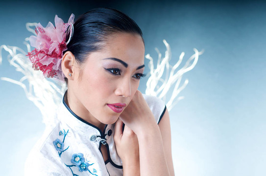 美麗的亞洲女人在Qipao