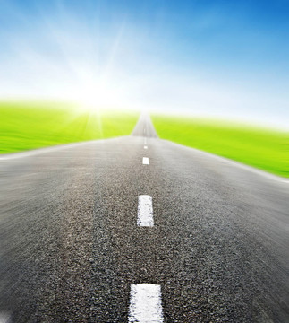 藍天上空的道路