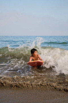 亞洲男孩沖浪