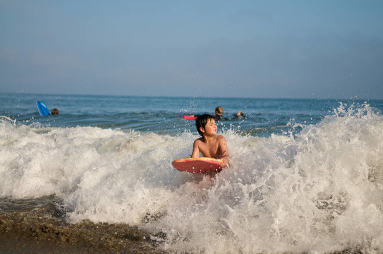 夏日沖浪亞洲男孩