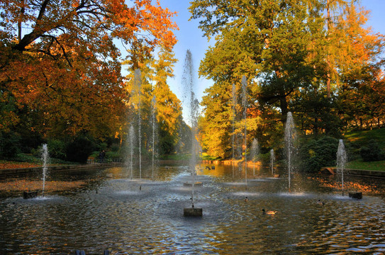 秋天fontains在富爾達(dá)stadtschloss公園；黑森州；Germa