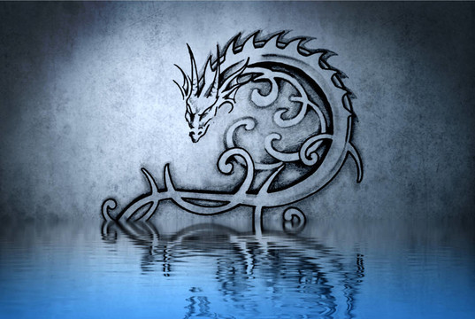 可愛的紋身畫在藍(lán)色的墻壁倒影在水中