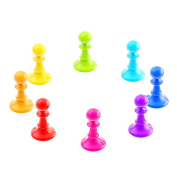 國際象棋的棋子站在一圈隔離