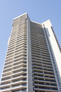 許多陽臺的高層公寓