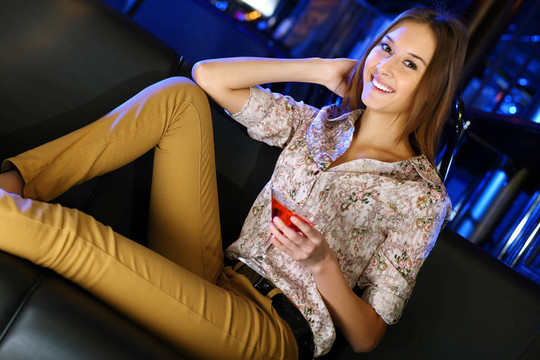 夜總會里有魅力的女人喝一杯