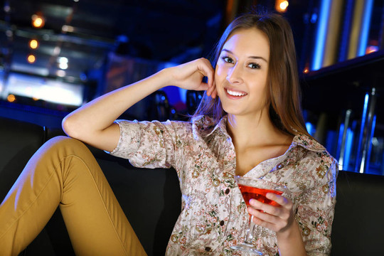 夜總會里有魅力的女人喝一杯