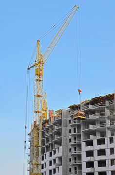 起重機(jī)和建筑工地反對(duì)藍(lán)天