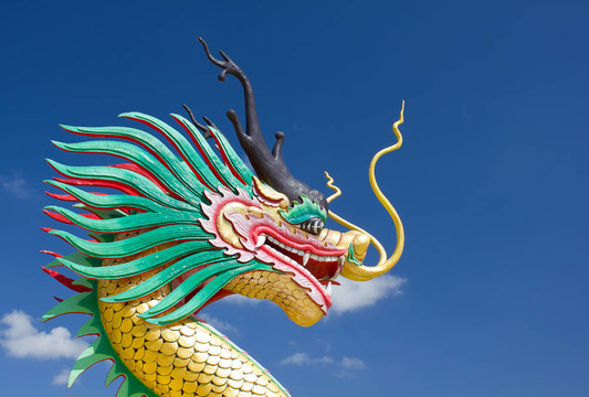 美麗的金龍與藍(lán)天