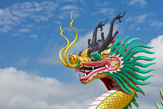 與藍(lán)天金色中國龍的雕像