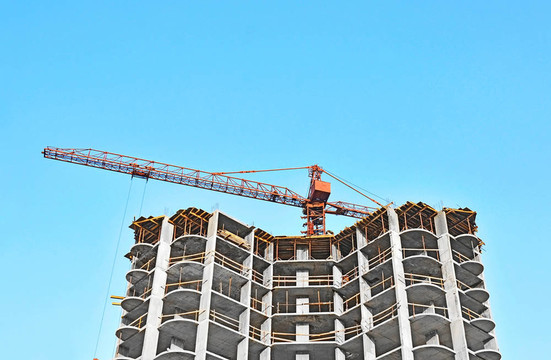 起重機(jī)和建筑工地反對藍(lán)天