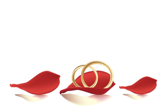 結(jié)婚戒指和玫瑰花瓣