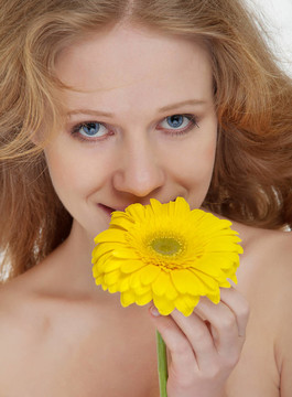 美麗的金發(fā)女孩與黃gerbera flower
