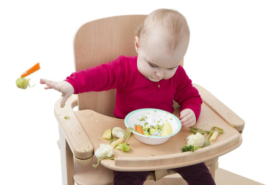 小孩在高椅上吃飯
