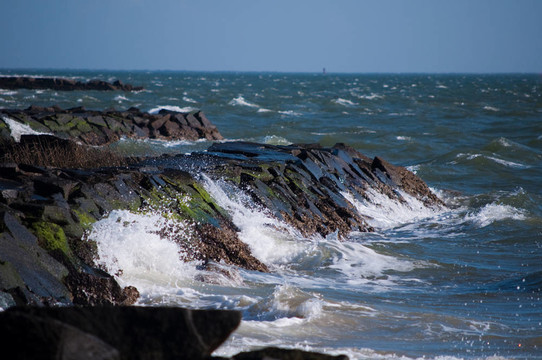 波浪沖進巖石海岸
