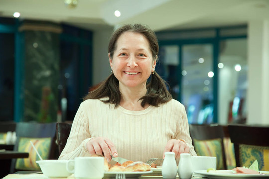 女人吃早餐