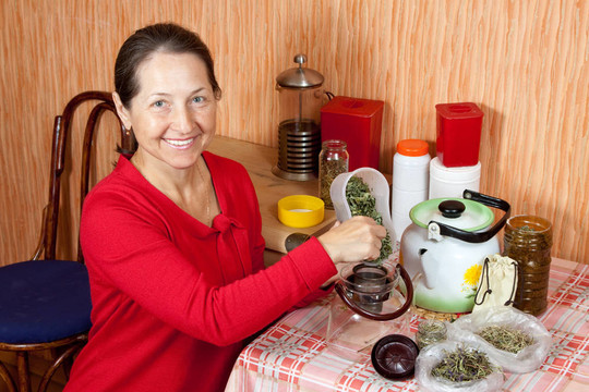 成熟的女人釀造的草藥