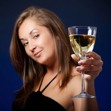美麗的女孩與酒杯