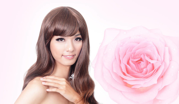 亞洲美女笑臉與粉紅玫瑰