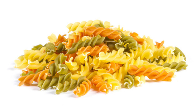 煮過(guò)的面食螺絲粉不同的顏色；白色背景