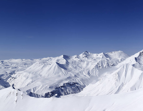 雪山全景。高加索山；格魯吉亞。