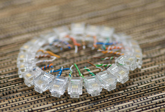 RJ-45連接器分離出多種顏色的背景