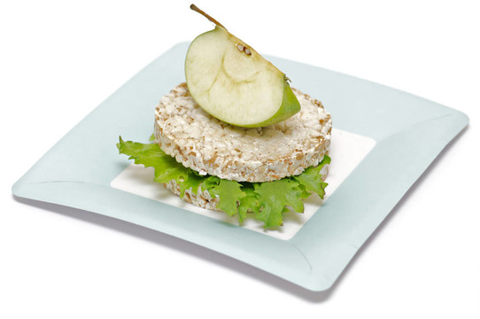 沙拉葉和蘋果上分離的藍(lán)板Gramineae Crispbread