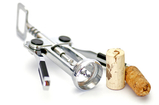 Corkscrew和兩個(gè)葡萄酒瓶塞孤立在白色背景