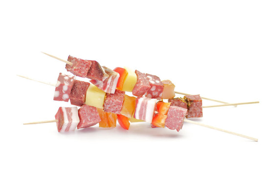 紅辣椒和奶酪，孤立在白色背景Salami Shishkabobs
